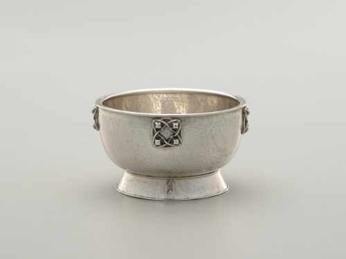 unknown%20silversmith%2C%20%3Cb%3E%3Ci%3E%20Footed%20Bowl%3C%2Fi%3E%3C%2Fb%3E%2C%201919%2C%20sterling%20silver%2C%20The%20Margo%20Grant%20Walsh%2020th%20Century%20Silver%20and%20Metalworks%20Collection%2C%20no%20known%20copyright%20restrictions%2C%202001.129.24